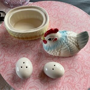 Vintage chicken dish with egg salt and pepper
Shakers. No chips,pre-Owned